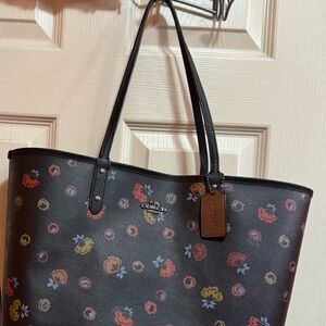 COACH REVERSIBLE LARGE FLORAL RIVER
CITY TOTE with matching wallet and pouch